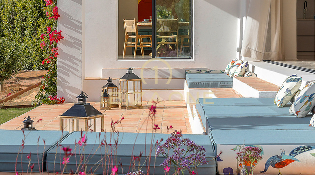 Amplia villa de lujo de nueva construcción de diseño Blakstad con vistas al mar y al casco antiguo de Dalt Vila en venta, Ibiza