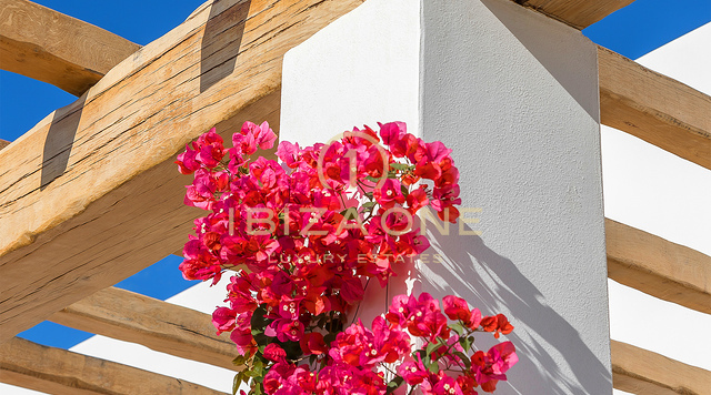Ruime nieuw gebouwde luxe Blakstad-Design villa met uitzicht op de zee en de oude stad Dalt Vila te koop, Ibiza