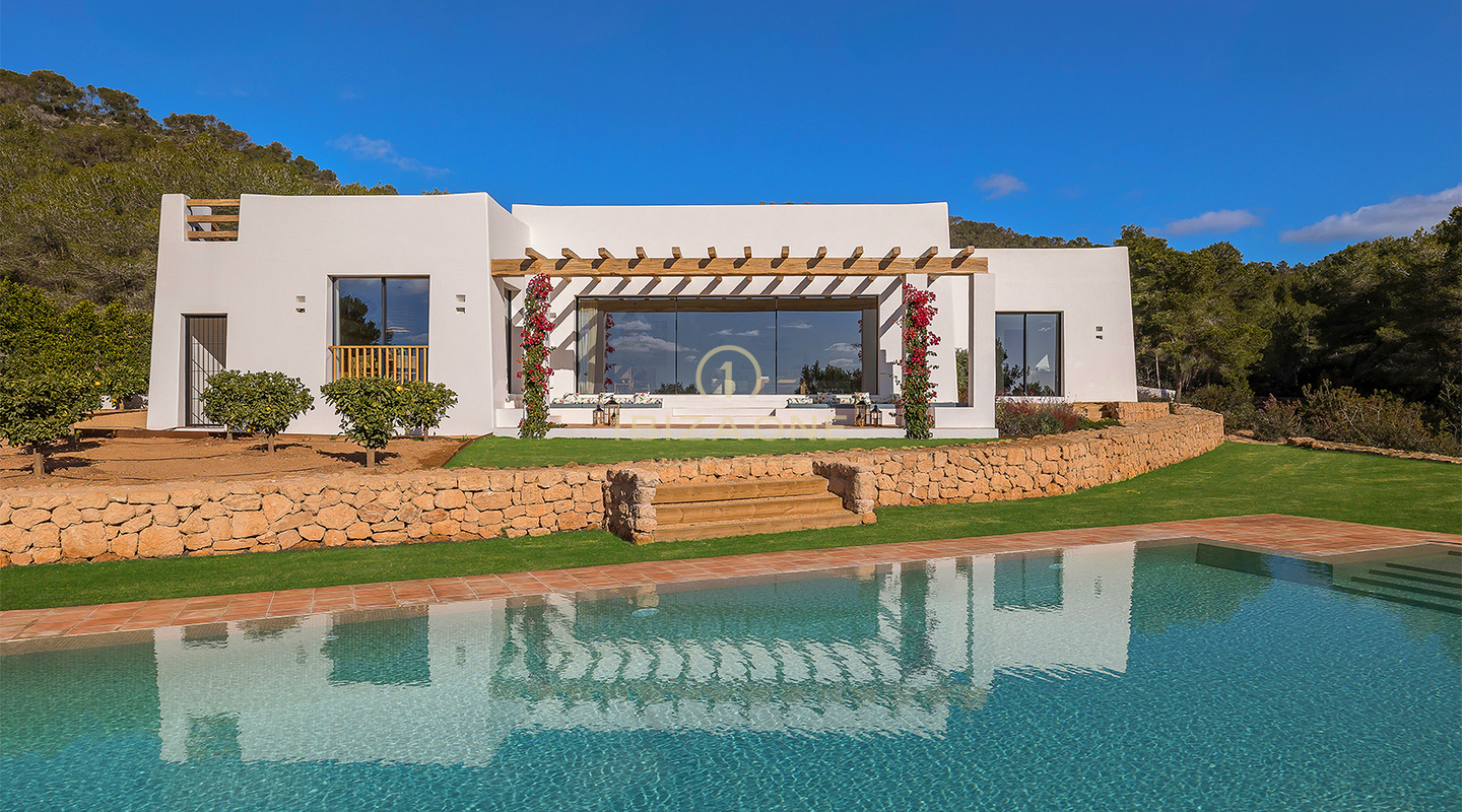 Ruime nieuw gebouwde luxe Blakstad-Design villa met uitzicht op de zee en de oude stad Dalt Vila te koop, Ibiza