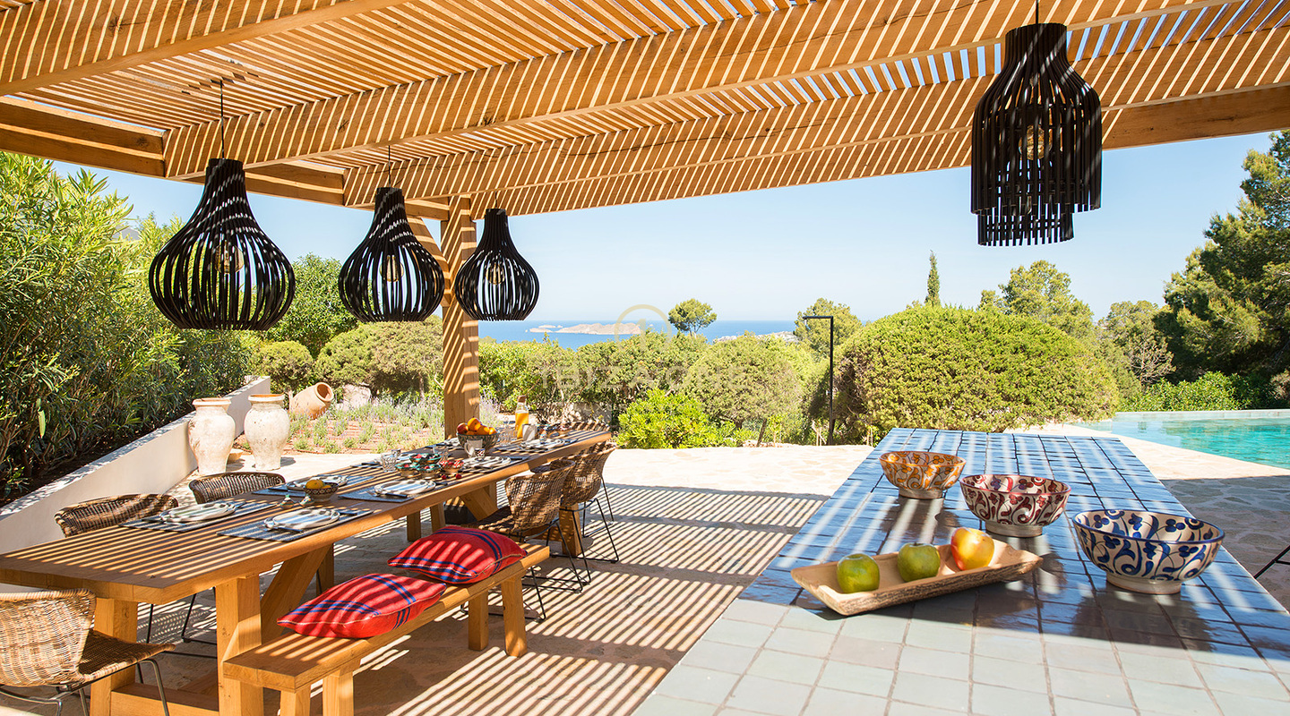 Modern, renovated luxury villa with sea views and tourist rental license for sale