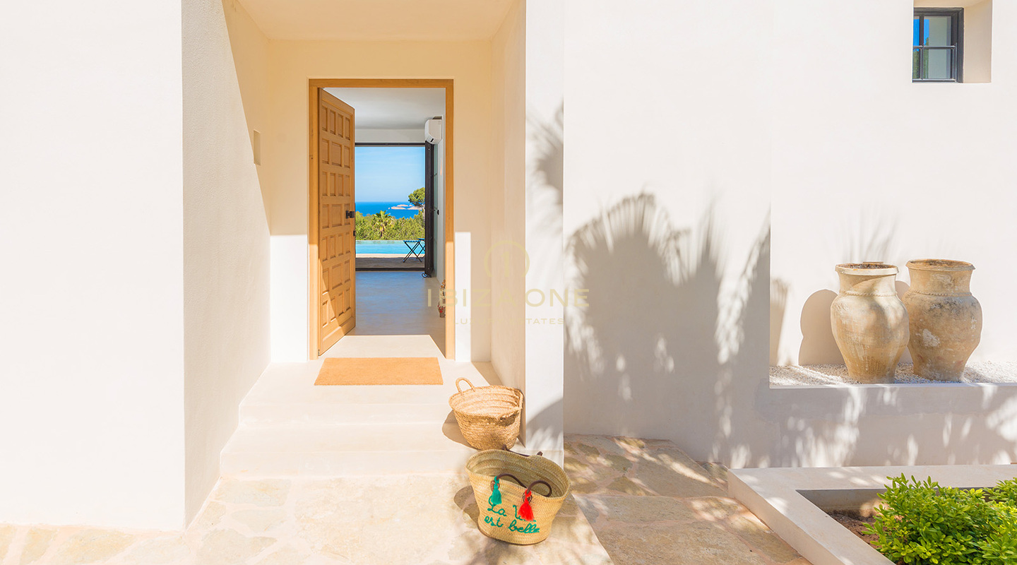 Villa de luxe moderne et rénovée avec vue sur la mer et licence de location touristique à vendre