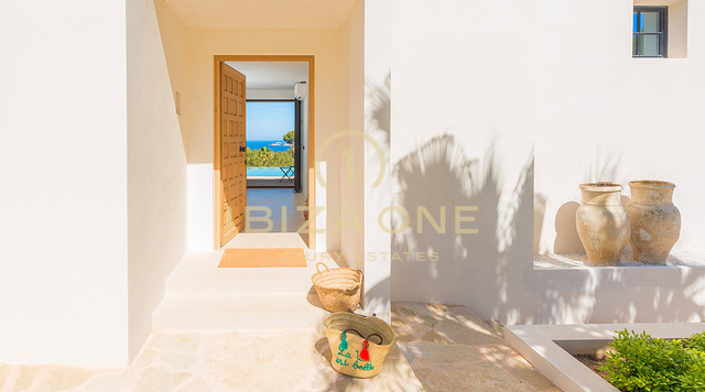 Villa di lusso moderna e ristrutturata con vista sul mare e licenza di affitto turistico in vendita