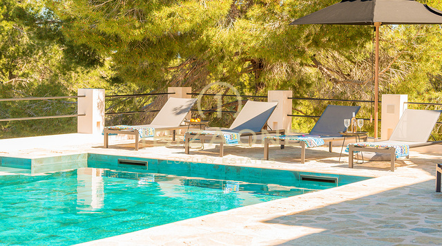 Modern, renovated luxury villa with sea views and tourist rental license for sale