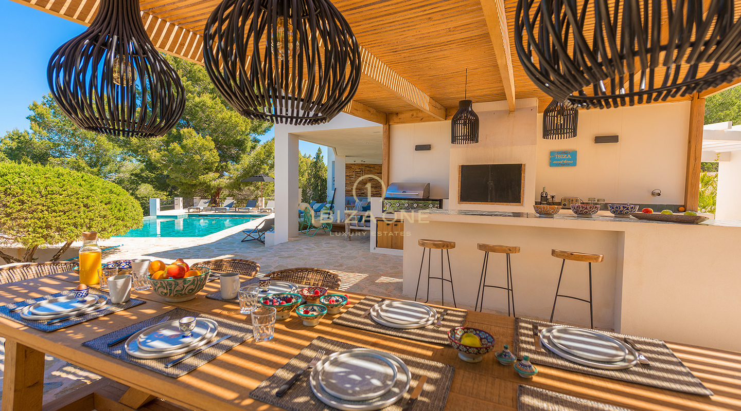Moderna villa de lujo reformada con vistas al mar y licencia de alquiler turístico en venta