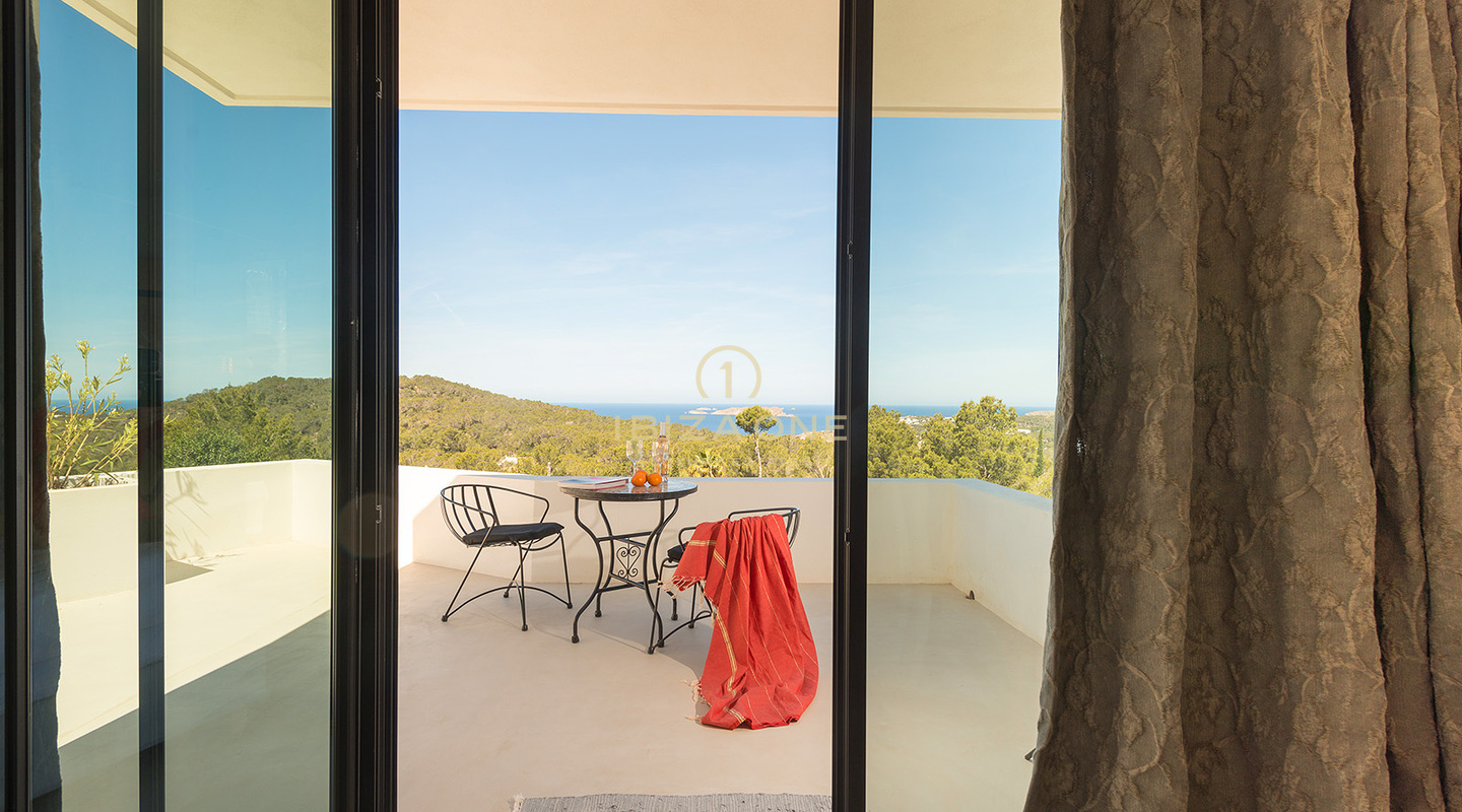 Villa di lusso moderna e ristrutturata con vista sul mare e licenza di affitto turistico in vendita