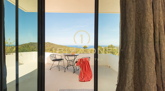 Moderna villa de lujo reformada con vistas al mar y licencia de alquiler turístico en venta