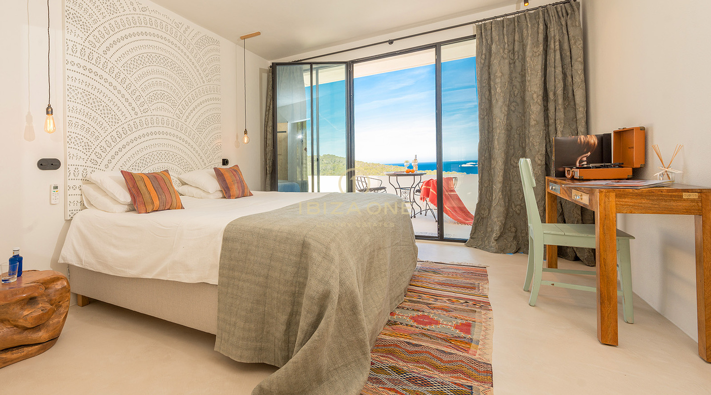 Villa di lusso moderna e ristrutturata con vista sul mare e licenza di affitto turistico in vendita