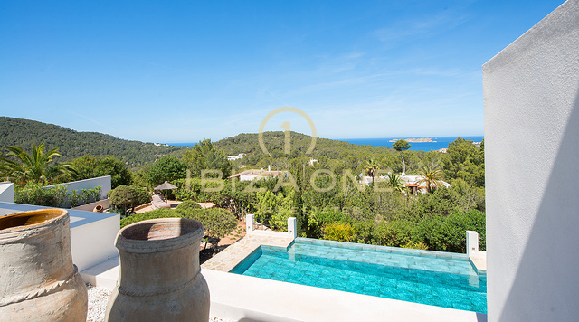 Villa di lusso moderna e ristrutturata con vista sul mare e licenza di affitto turistico in vendita