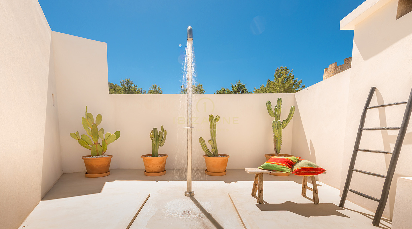 Villa di lusso moderna e ristrutturata con vista sul mare e licenza di affitto turistico in vendita