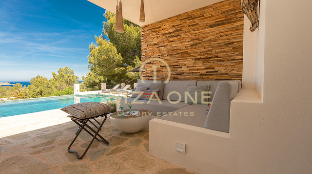 Modern, renovated luxury villa with sea views and tourist rental license for sale