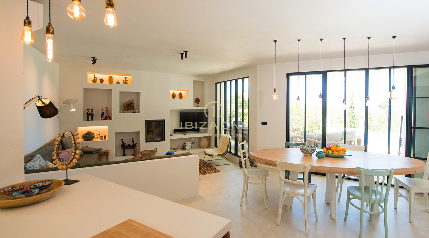 Moderna villa de lujo reformada con vistas al mar y licencia de alquiler turístico en venta