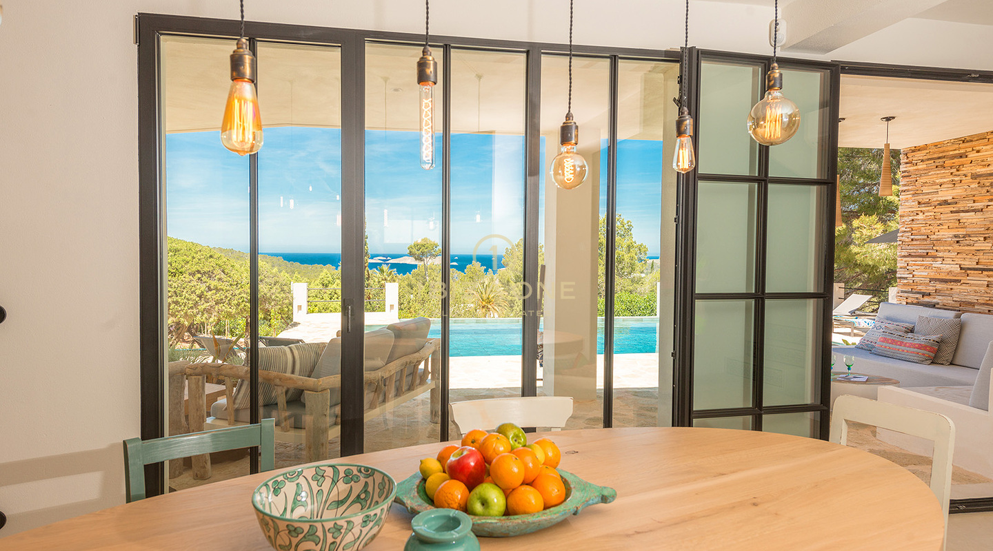 Villa di lusso moderna e ristrutturata con vista sul mare e licenza di affitto turistico in vendita