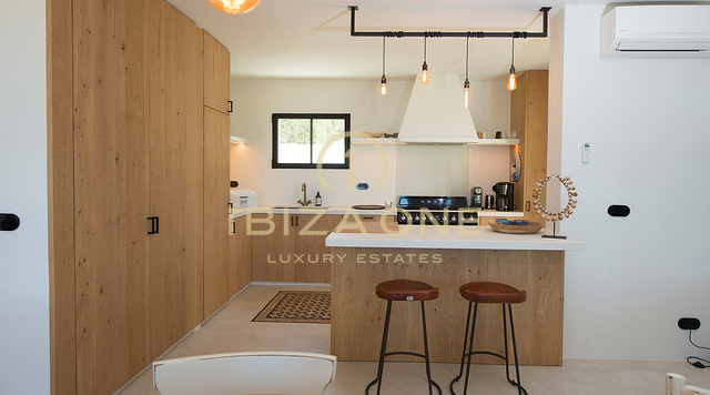 Modern, renovated luxury villa with sea views and tourist rental license for sale