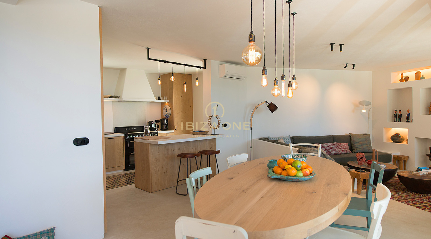 Villa de luxe moderne et rénovée avec vue sur la mer et licence de location touristique à vendre