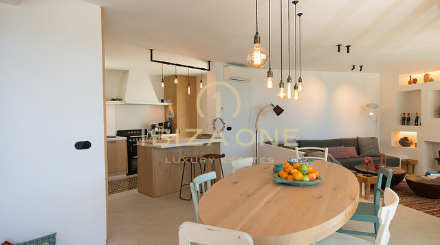 Moderne, gerenoveerde luxe villa met zeezicht en toeristische verhuurvergunning te koop