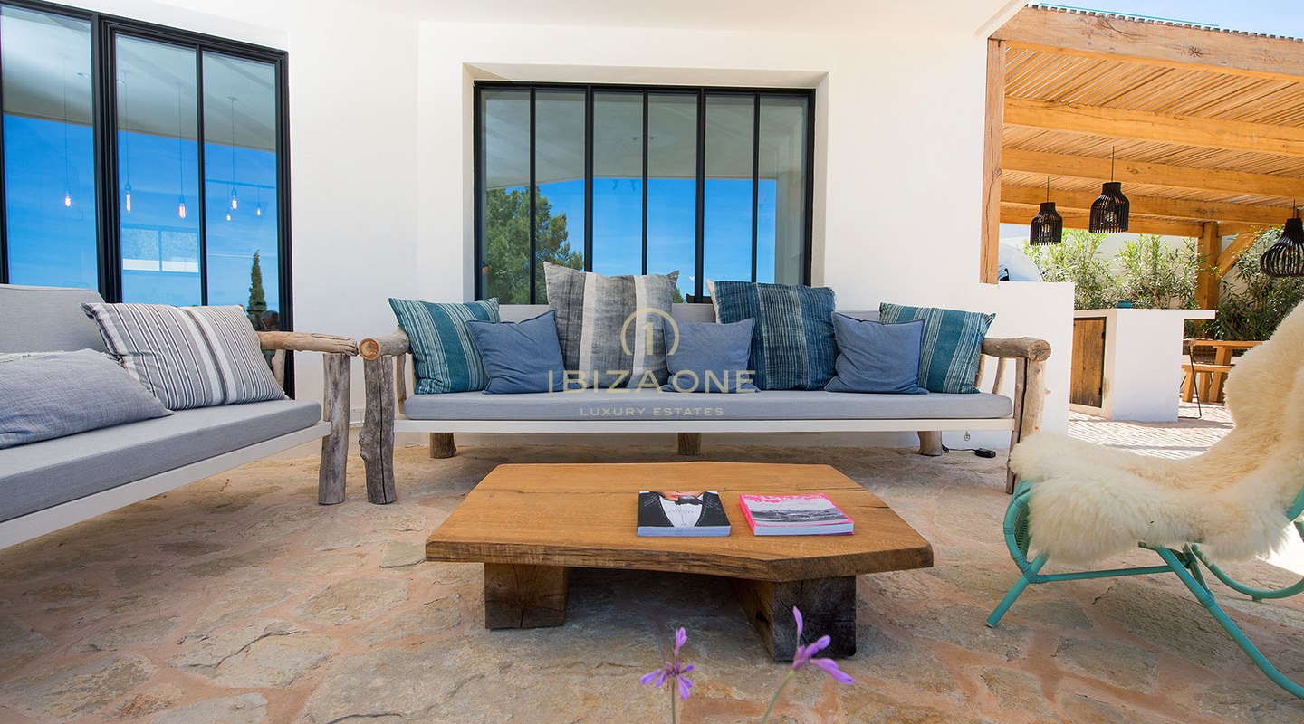 Villa de luxe moderne et rénovée avec vue sur la mer et licence de location touristique à vendre