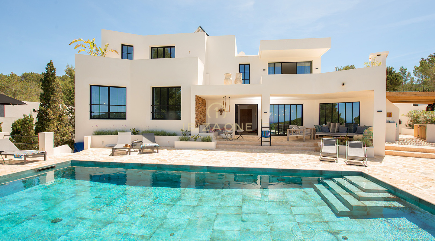 Villa de luxe moderne et rénovée avec vue sur la mer et licence de location touristique à vendre