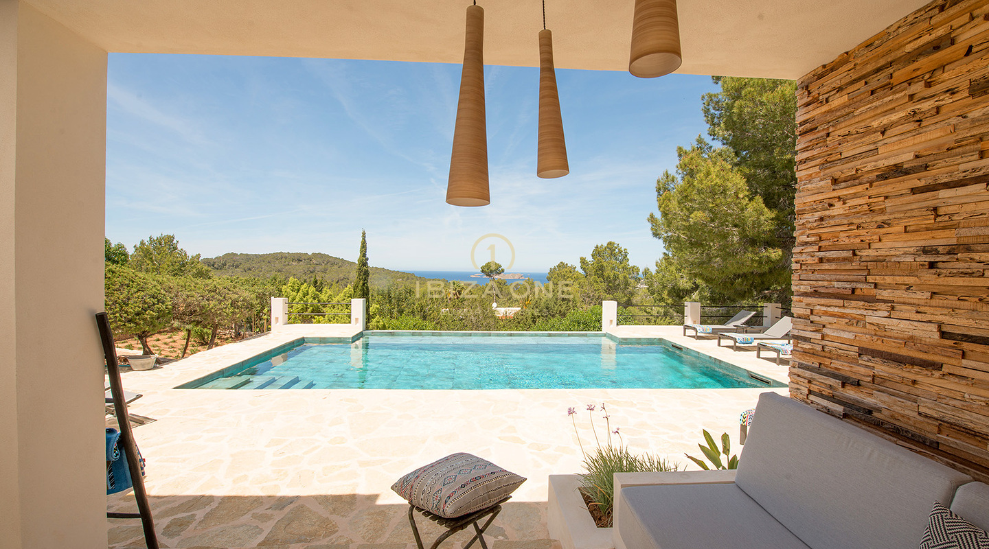 Moderna villa de lujo reformada con vistas al mar y licencia de alquiler turístico en venta