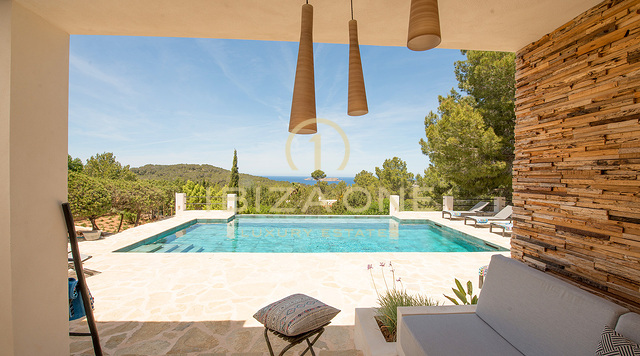 Villa de luxe moderne et rénovée avec vue sur la mer et licence de location touristique à vendre