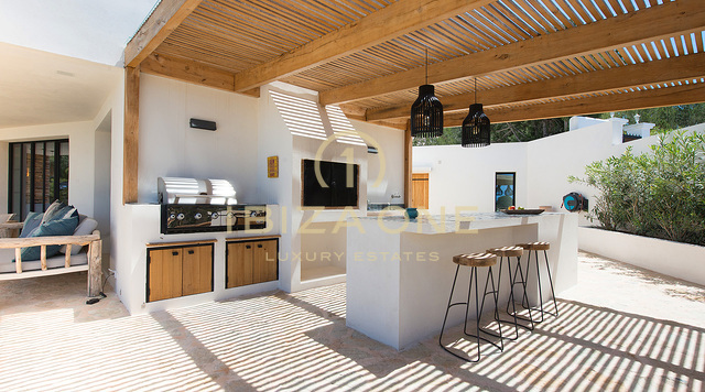 Продается современная, отремонтированная роскошная вилла с видом на море и туристической лицензией на аренду