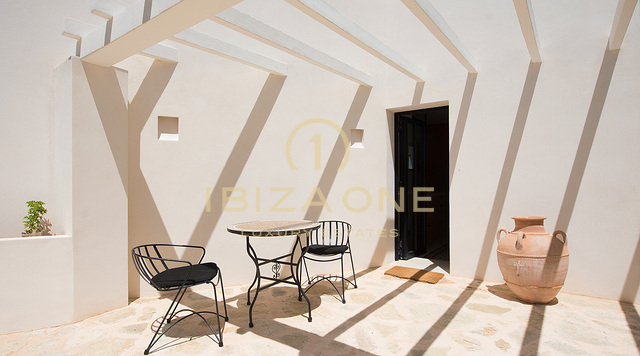 Modern, renovated luxury villa with sea views and tourist rental license for sale