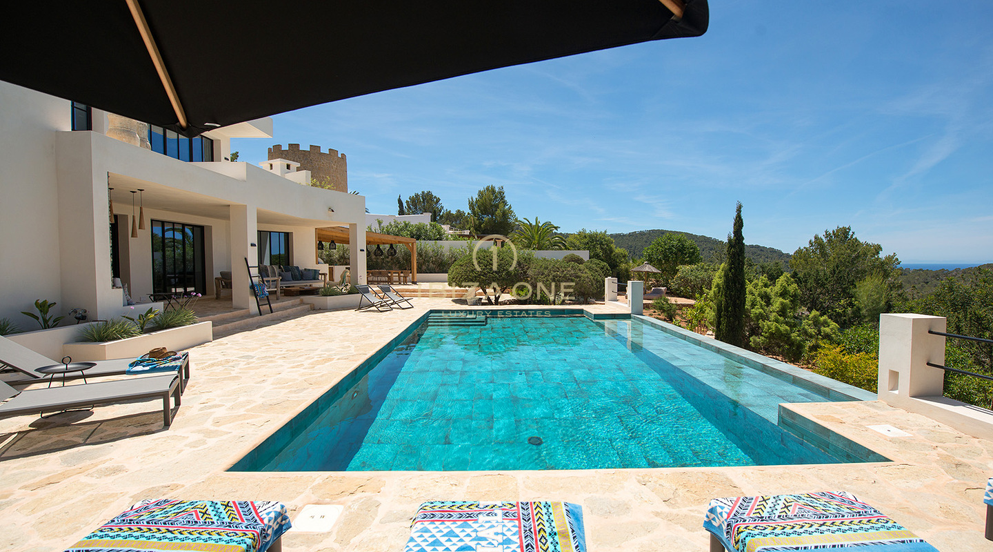 Modern, renovated luxury villa with sea views and tourist rental license for sale