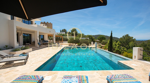 Villa di lusso moderna e ristrutturata con vista sul mare e licenza di affitto turistico in vendita