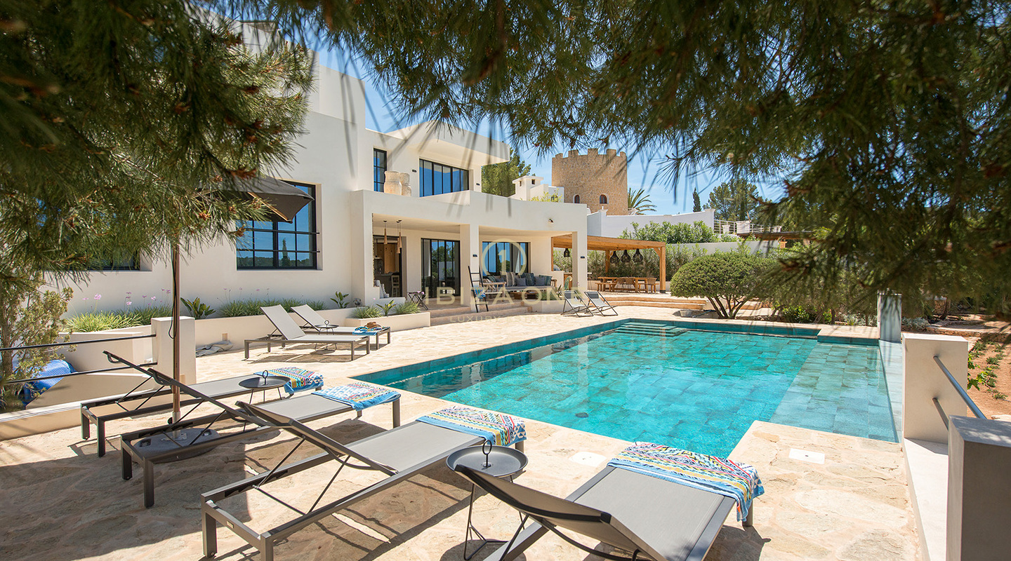 Moderne, renovierte Luxus Villa mit Meerblick und touristischer Vermietlizenz zum Verkauf