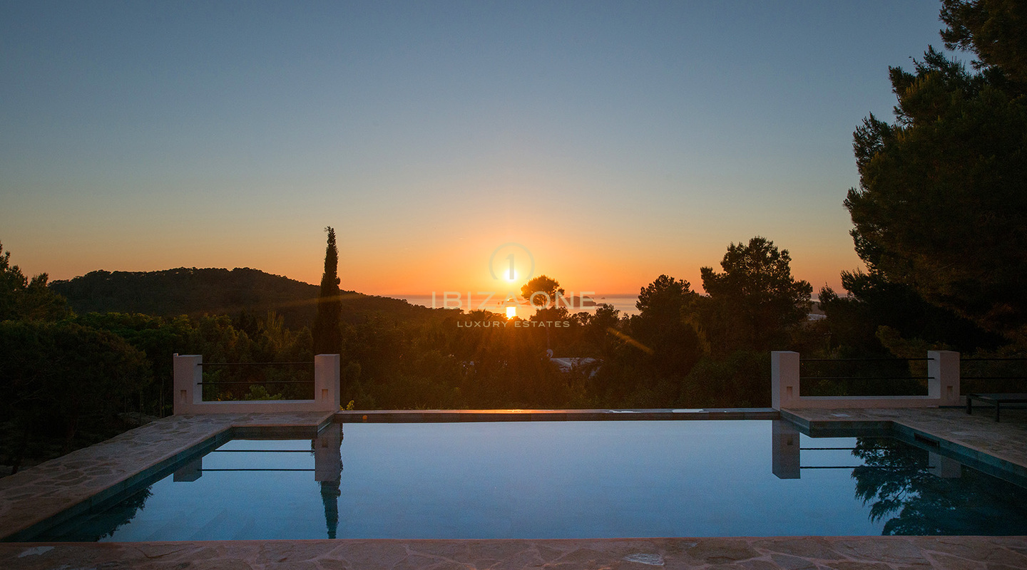 Villa de luxe moderne et rénovée avec vue sur la mer et licence de location touristique à vendre