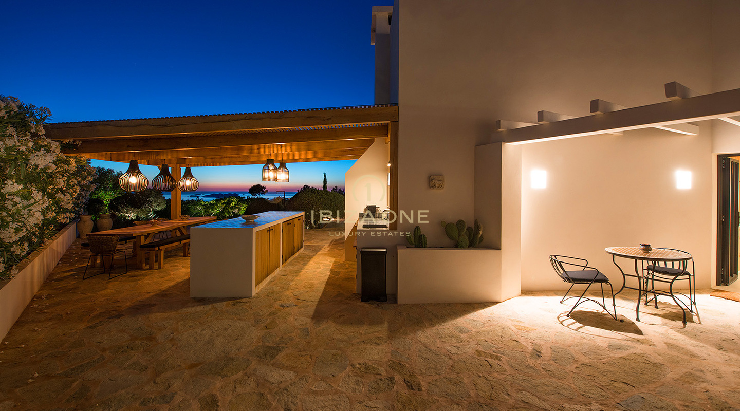 Moderna villa de lujo reformada con vistas al mar y licencia de alquiler turístico en venta