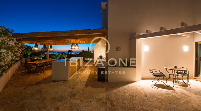 Modern, renovated luxury villa with sea views and tourist rental license for sale