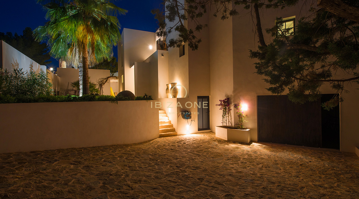 Villa de luxe moderne et rénovée avec vue sur la mer et licence de location touristique à vendre