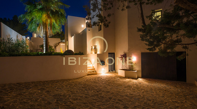 Moderna villa de lujo reformada con vistas al mar y licencia de alquiler turístico en venta
