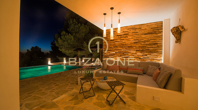 Villa di lusso moderna e ristrutturata con vista sul mare e licenza di affitto turistico in vendita