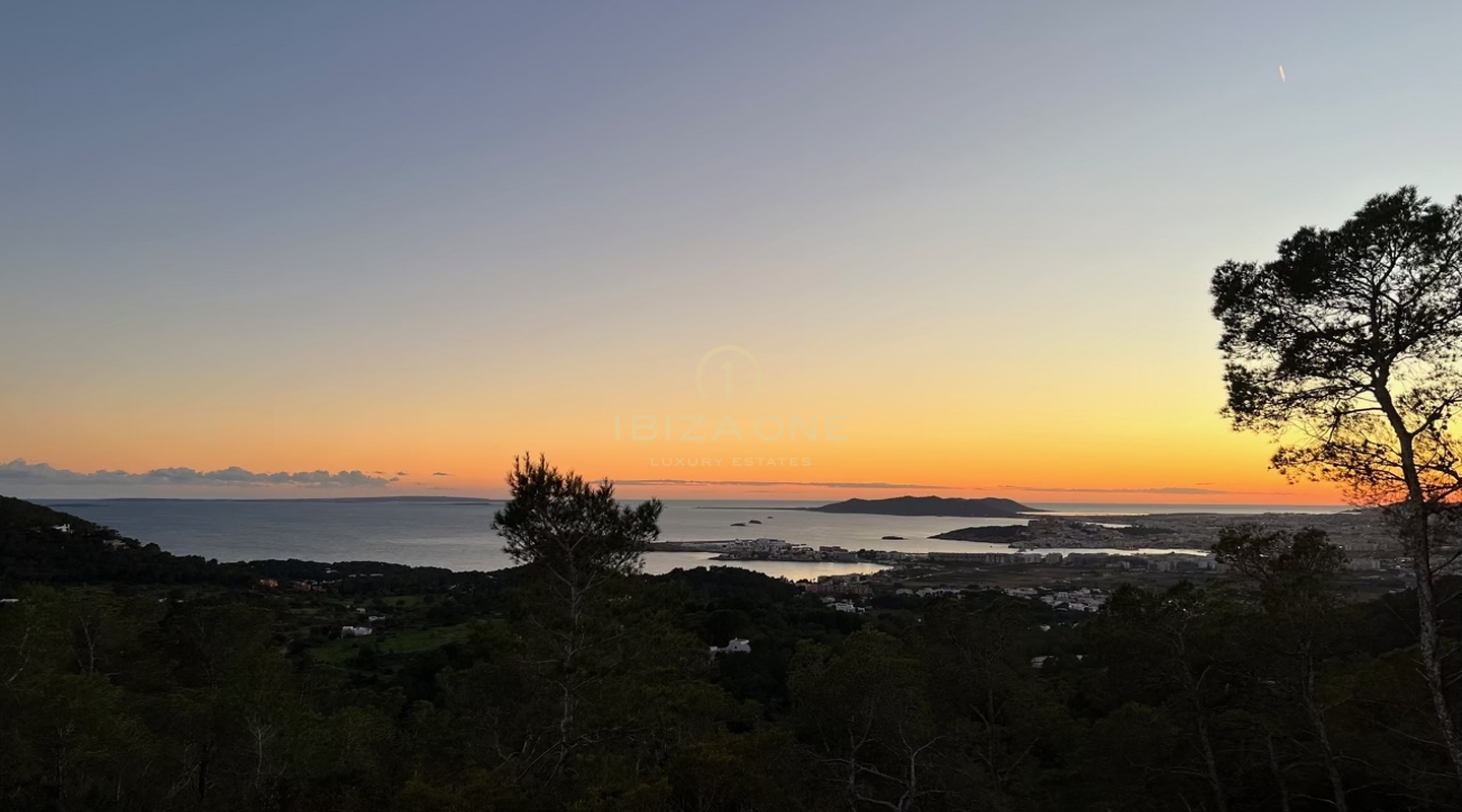 Lizenz für eine Luxusvilla auf einem der höchsten Punkte nahe Ibiza mit fantastischem Grundstück, Meerblick und Blick auf Ibizas Altstadt – der Rohbau steht bereits – 20m Pool zu verkaufen, Ibiza