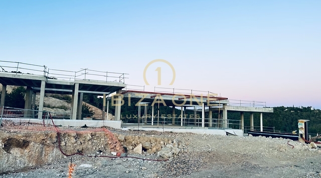Licenza per una villa di lusso su uno dei punti più alti vicino a Ibiza con terreno fantastico, vista sul mare e vista sul centro storico di Ibiza - la struttura è già in posizione - piscina di 20 m in vendita, Ibiza