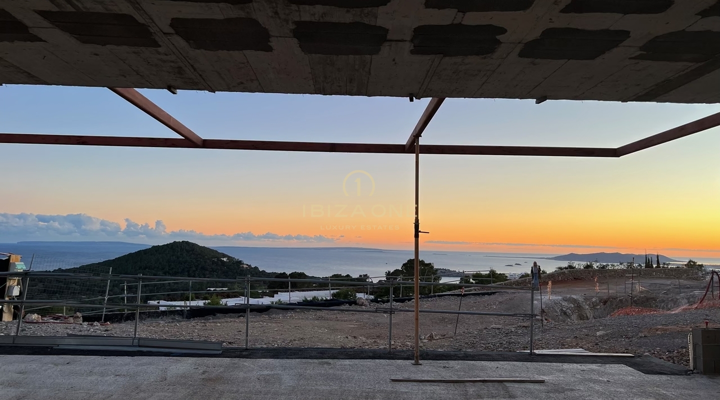 Licence pour une villa de luxe sur l'un des points les plus élevés près d'Ibiza avec un terrain fantastique, vue sur la mer et vue sur la vieille ville d'Ibiza - la coque est déjà en place - piscine de 20 m à vendre, Ibiza