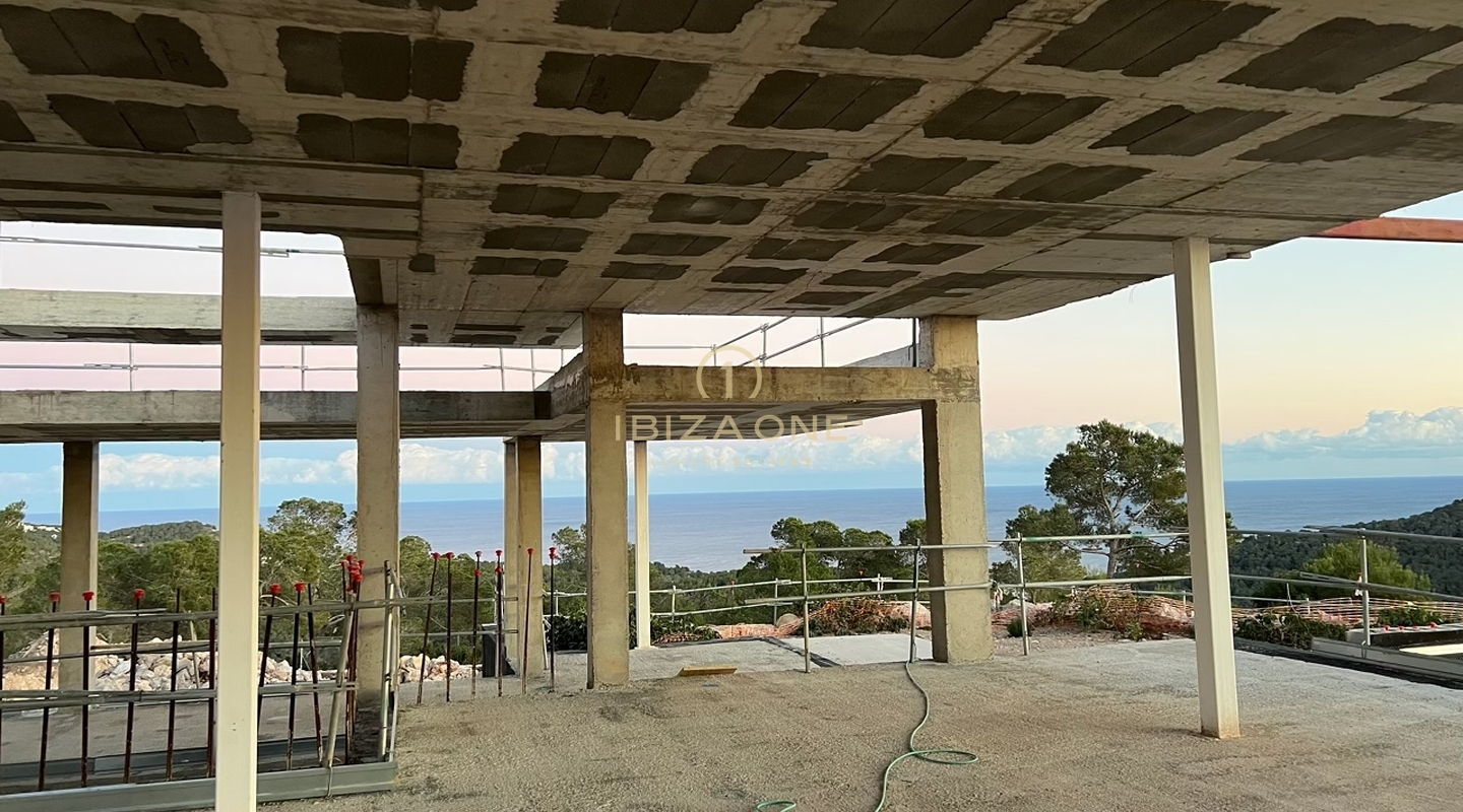 Lizenz für eine Luxusvilla auf einem der höchsten Punkte nahe Ibiza mit fantastischem Grundstück, Meerblick und Blick auf Ibizas Altstadt – der Rohbau steht bereits – 20m Pool zu verkaufen, Ibiza