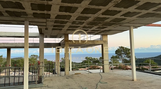Lizenz für eine Luxusvilla auf einem der höchsten Punkte nahe Ibiza mit fantastischem Grundstück, Meerblick und Blick auf Ibizas Altstadt – der Rohbau steht bereits – 20m Pool zu verkaufen, Ibiza