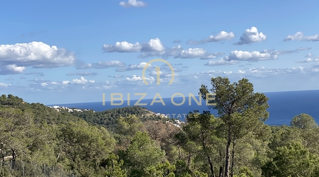 Licenza per una villa di lusso su uno dei punti più alti vicino a Ibiza con terreno fantastico, vista sul mare e vista sul centro storico di Ibiza - la struttura è già in posizione - piscina di 20 m in vendita, Ibiza