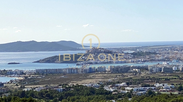 Lizenz für eine Luxusvilla auf einem der höchsten Punkte nahe Ibiza mit fantastischem Grundstück, Meerblick und Blick auf Ibizas Altstadt – der Rohbau steht bereits – 20m Pool zu verkaufen, Ibiza