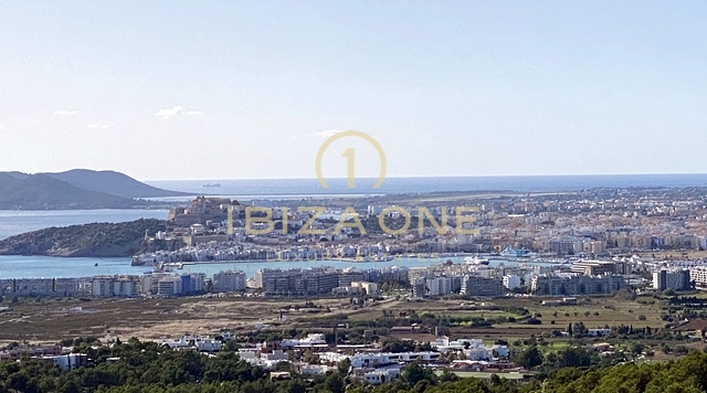 رخصة فيلا فاخرة على واحدة من أعلى النقاط بالقرب من إيبيزا مع إطلالات رائعة على الأرض والبحر وإطلالات على مدينة إيبيزا القديمة - الهيكل جاهز بالفعل - حمام سباحة بطول 20 مترًا للبيع، إيبيزا