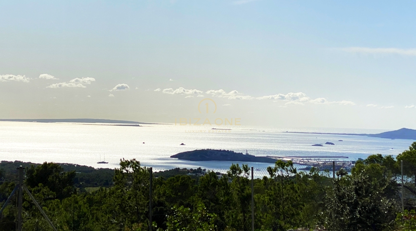 Lizenz für eine Luxusvilla auf einem der höchsten Punkte nahe Ibiza mit fantastischem Grundstück, Meerblick und Blick auf Ibizas Altstadt – der Rohbau steht bereits – 20m Pool zu verkaufen, Ibiza