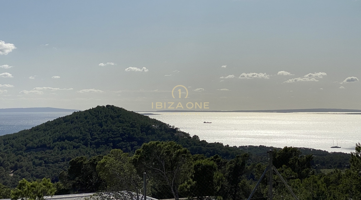 Lizenz für eine Luxusvilla auf einem der höchsten Punkte nahe Ibiza mit fantastischem Grundstück, Meerblick und Blick auf Ibizas Altstadt – der Rohbau steht bereits – 20m Pool zu verkaufen, Ibiza