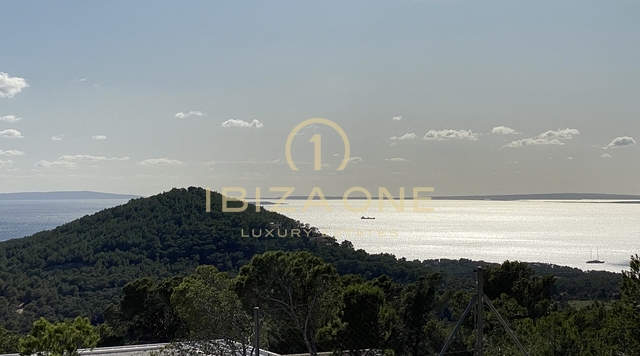 Lizenz für eine Luxusvilla auf einem der höchsten Punkte nahe Ibiza mit fantastischem Grundstück, Meerblick und Blick auf Ibizas Altstadt – der Rohbau steht bereits – 20m Pool zu verkaufen, Ibiza