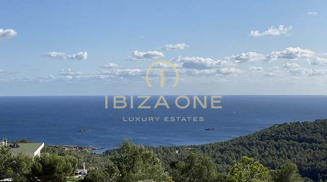 Licence pour une villa de luxe sur l'un des points les plus élevés près d'Ibiza avec un terrain fantastique, vue sur la mer et vue sur la vieille ville d'Ibiza - la coque est déjà en place - piscine de 20 m à vendre, Ibiza