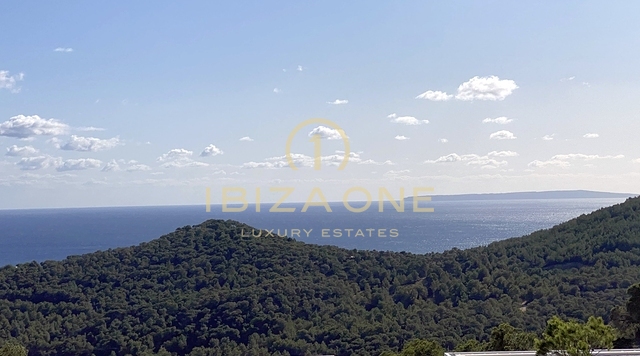 Licence pour une villa de luxe sur l'un des points les plus élevés près d'Ibiza avec un terrain fantastique, vue sur la mer et vue sur la vieille ville d'Ibiza - la coque est déjà en place - piscine de 20 m à vendre, Ibiza