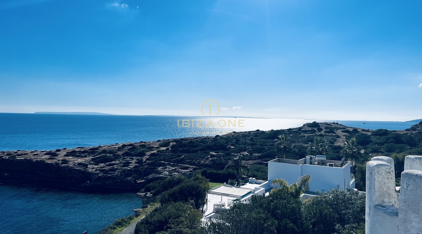 First sea line luxury project with 3 modern luxury villas and 3 pools for sale, Ibiza - Cap Martinet - First sea line luxury project with 3 modern luxury villas and 3 pools for rent, Ibiza - Cap Martinet