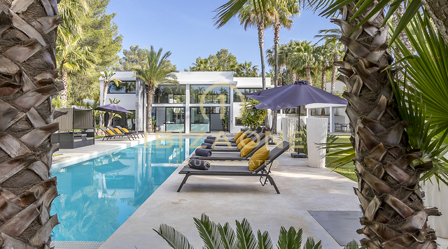 Moderne luxe villa omgeven door een tropische tuin te koop, Ibiza - Moderne luxe villa omgeven door een tropische tuin te huur, Ibiza