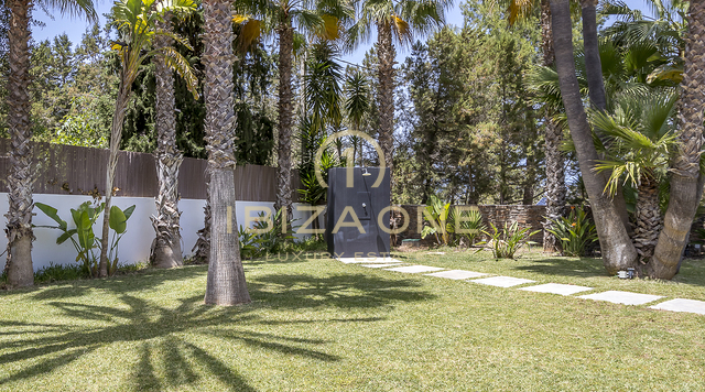 Moderna villa de lujo rodeada de un jardín tropical en venta, Ibiza - Moderna villa de lujo rodeada de un jardín tropical en alquiler, Ibiza